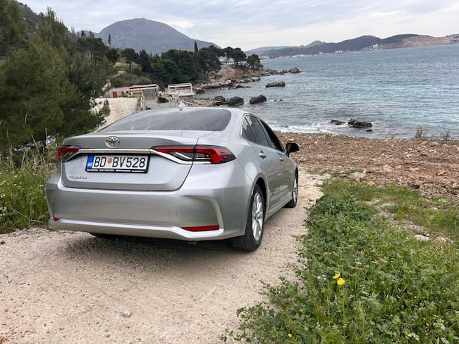 Toyota Corolla 2026 серебристого цвета –