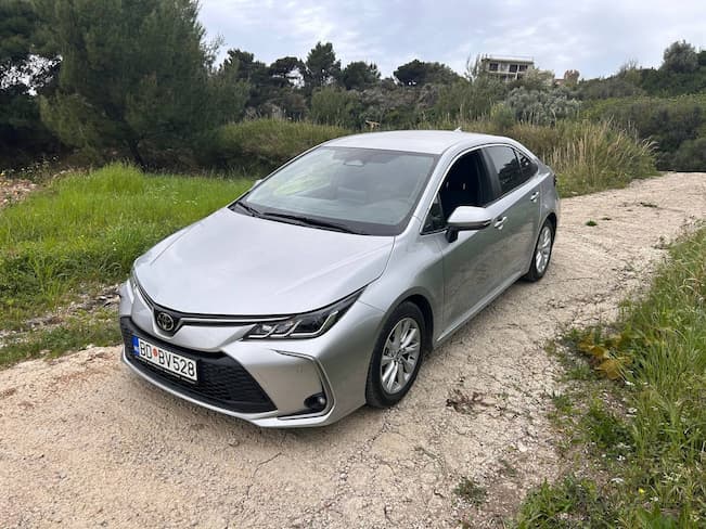 Toyota Corolla 2026 серебристого цвета –
