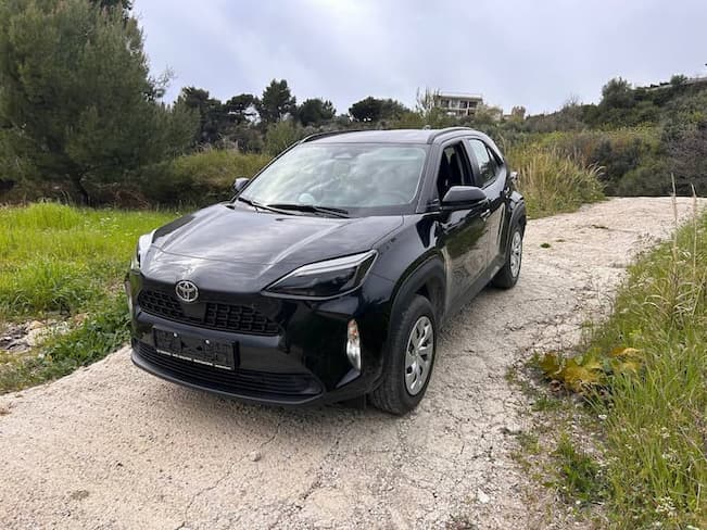 Аренда авто в Черногории без депозита – Toyota Yaris Cross 2026 у моря