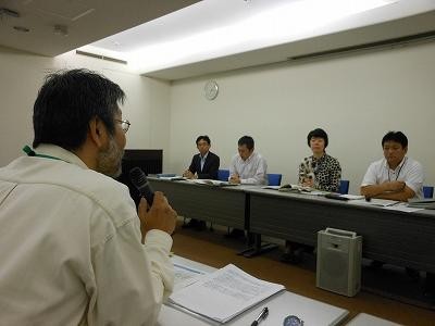 前回(2013.10.17)交渉時の写真。右列の九電担当者らを追及する仲間。