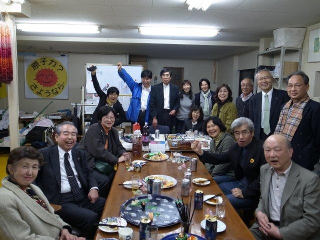 2012.4.18　公判後、弁護団、補佐人の小山さんらと