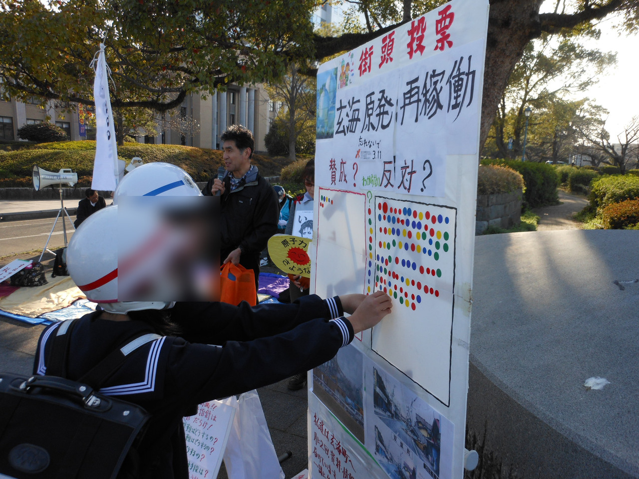 2013.3.11　街頭でシール投票、即席座談会も。