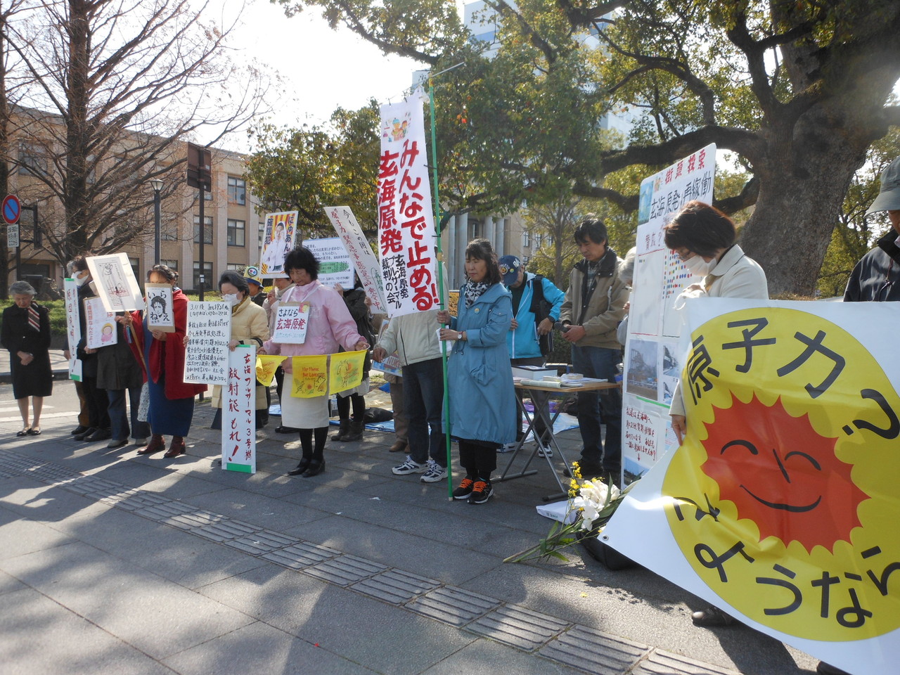 2013.3.11　県庁前で座り込み、黙祷。私達は忘れない！