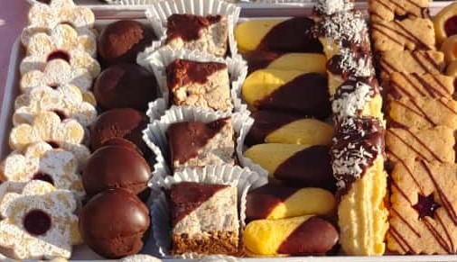 1 Linzer | 6 Polo Neros | 18 Nussecken (WALNÜSSE) | 5 Dotterstangerl | 4 Kokosstangerl | 17 Walnuss-Zimt (WALNÜSSE)