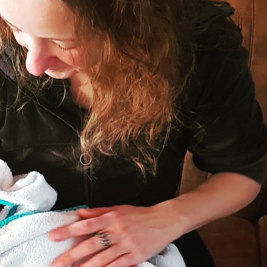 als doula bij de bevalling van het derde kind in een gezin, haar broertjes waren aanwezig bij deze snelle thuisbevalling