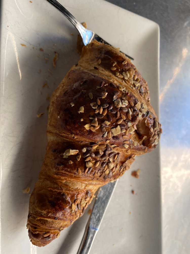 Ich hatte heute auf jeden Fall mein erstes Croissant zum Frühstück. DINKEL!…. Und soooo lecker 🤤