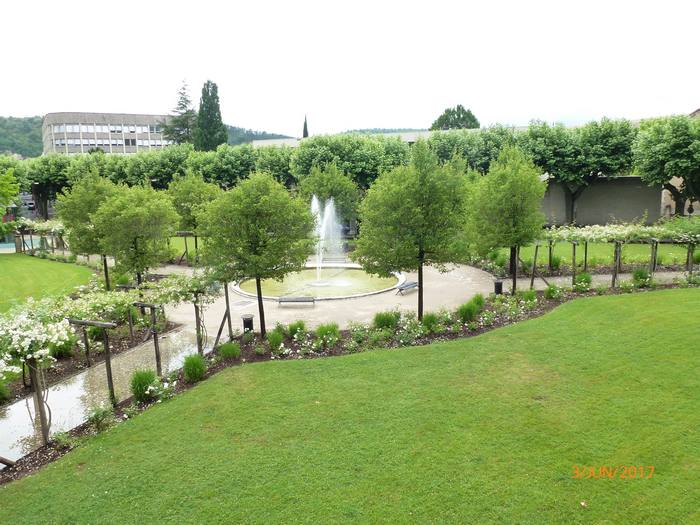 Le parc Philippe Gaubert, est situé tout près du pont Louis-Philippe, sur les bords du Lot. C'est un jardin très agréable, avec des fontaines et des allées arborées, où l'on peut se reposer tranquillement à l'abri de toute foule.
