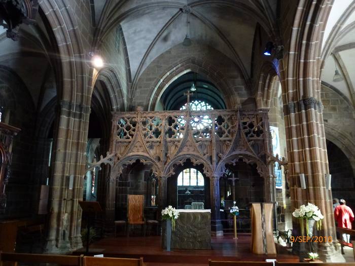 Célèbre jubé, chef-d'œuvre de l'art breton du XVe siècle finement sculpté dans le granit, la chapelle de la Croix ainsi que son porche orné de statues des apôtres.