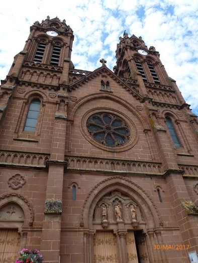 L'EGLISE PAROISSIALE.  Elle fut bâtie à la fin du XIX siècle en remplacement de l'église st Jean Baptiste.  Elle est en grès rose dans le style néogothique.