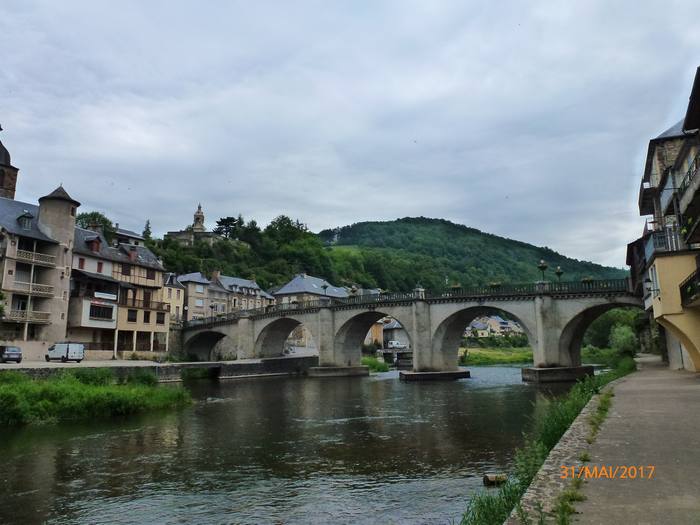 Situé dans la plaine fluviale du Lot, Saint-Geniez est depuis le Moyen Age un point de passage entre les Causses et l'Aubrac...
