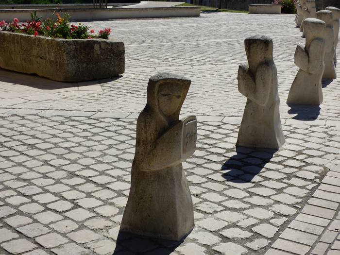 Les sculptures des 12 apôtres