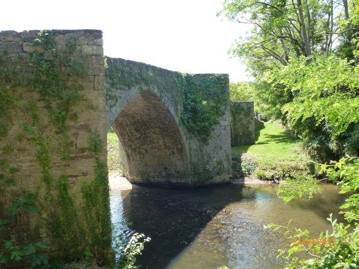 Pont de Candèze construit entre les XIIe et XIIIe siècles au-dessus de la rivière du Cérou