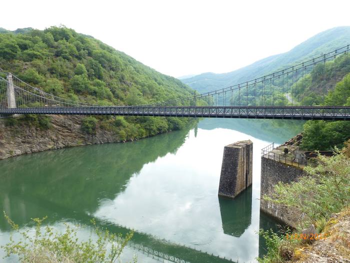 Pont de Verdalle. Le pont métallique qui traverse la rivière le Tarn dans les Raspes pour accéder au village d' Ayssènes