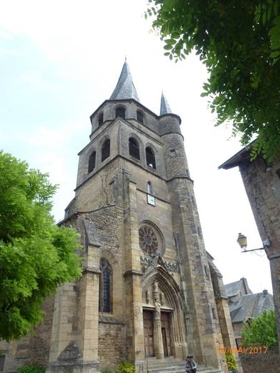 L'église Saint-Côme-et-Saint-Damien.L'édifice est de style gothique flamboyant. Il est dominé par un clocher tors — également appelé clocher flammé — haut de 42 mètres.