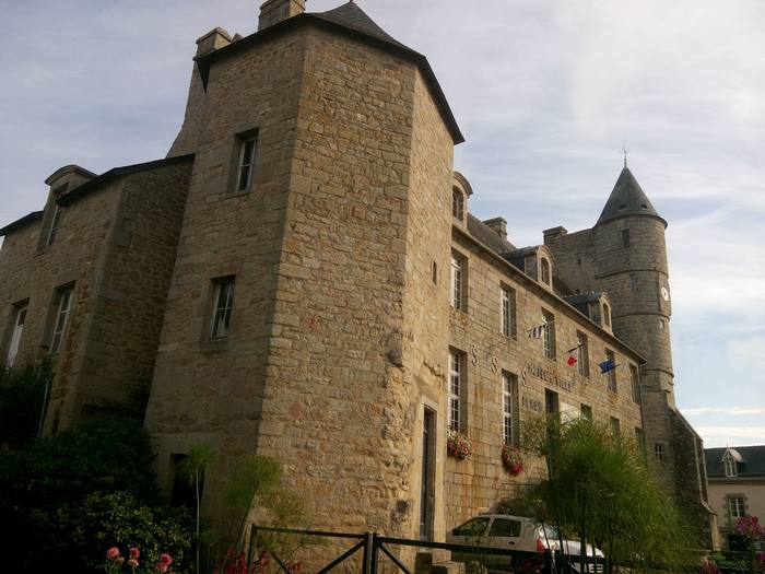 Le château de Pont-l'Abbé (actuel Hôtel de ville)