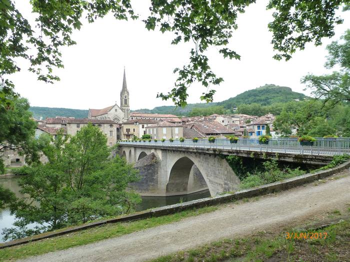 Le pont de Saint-Atonin était le seul point de traversée de la rivière entre Moissac et Villefranche du Rouerguen au XIIe siècle.