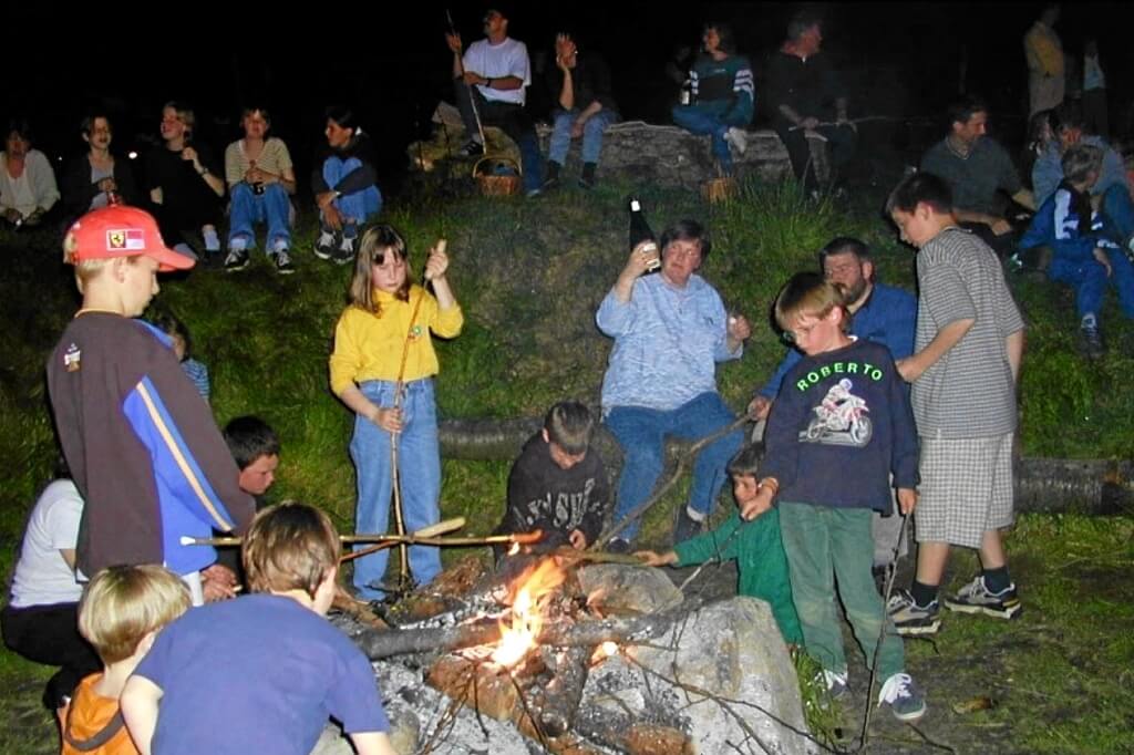 Lagerfeuer mit Würstchen braten