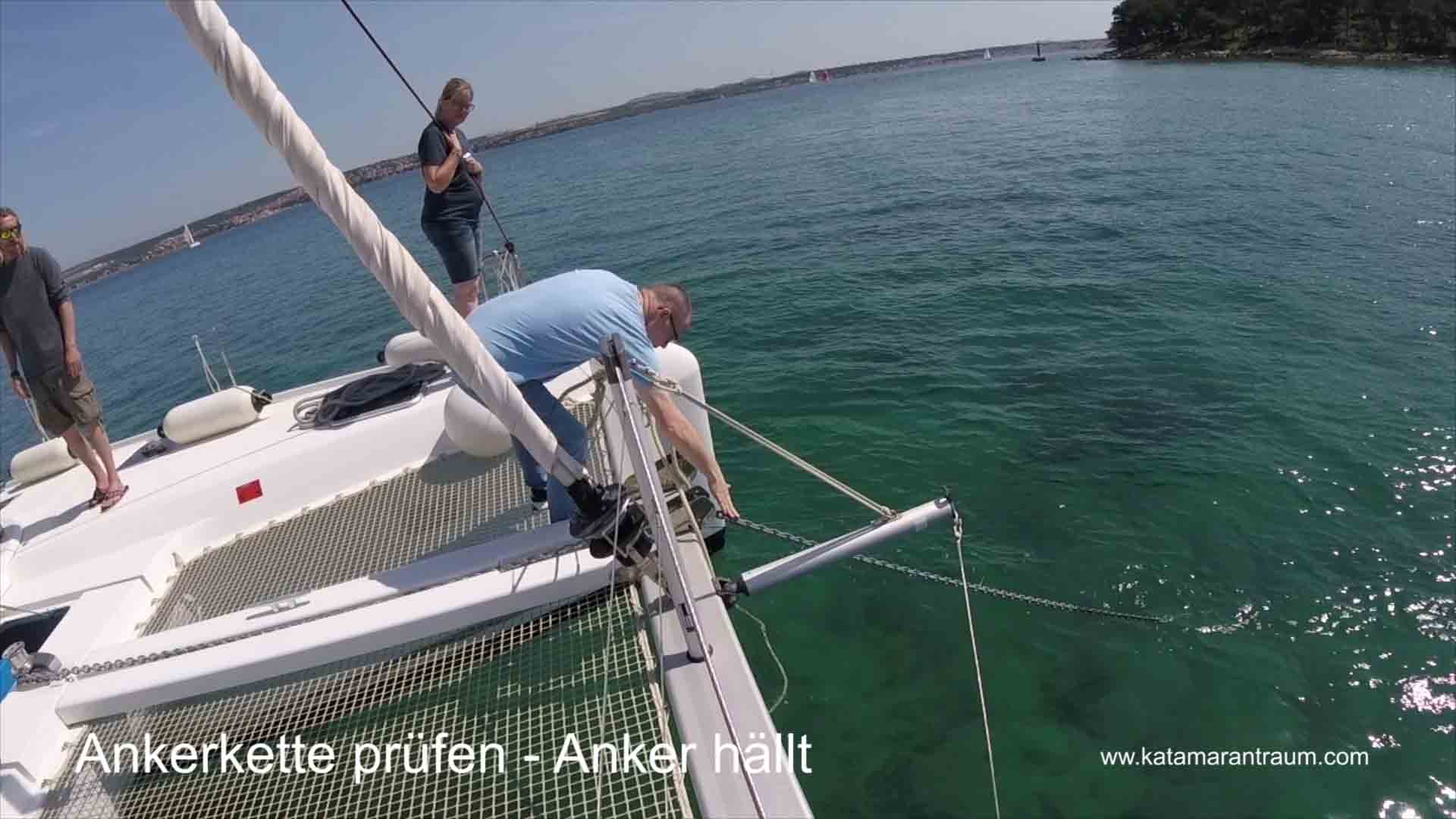 Peter checks during the catamaran training whether the anchor is holding