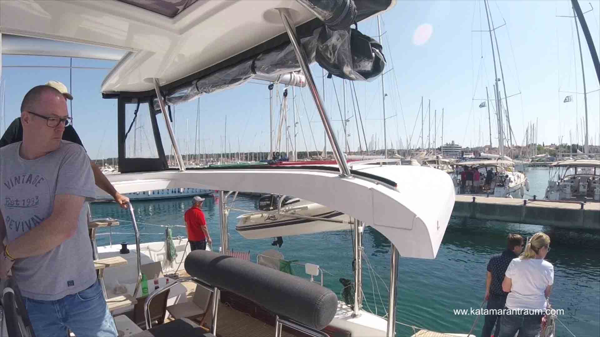 Katamarantraining - Rückwärts anlegen mit Lagoon 42 JANNY