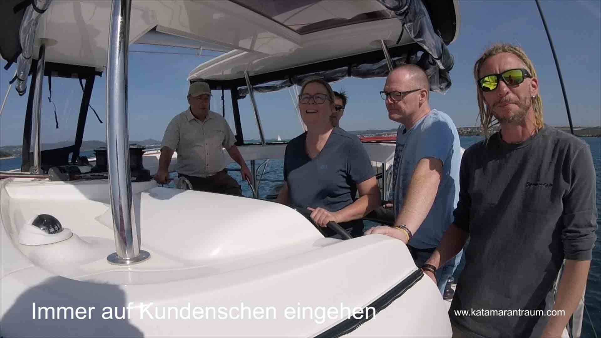 Skipper fragt die Katamarantraining Teilnehmer nach deren weitere Wünschen