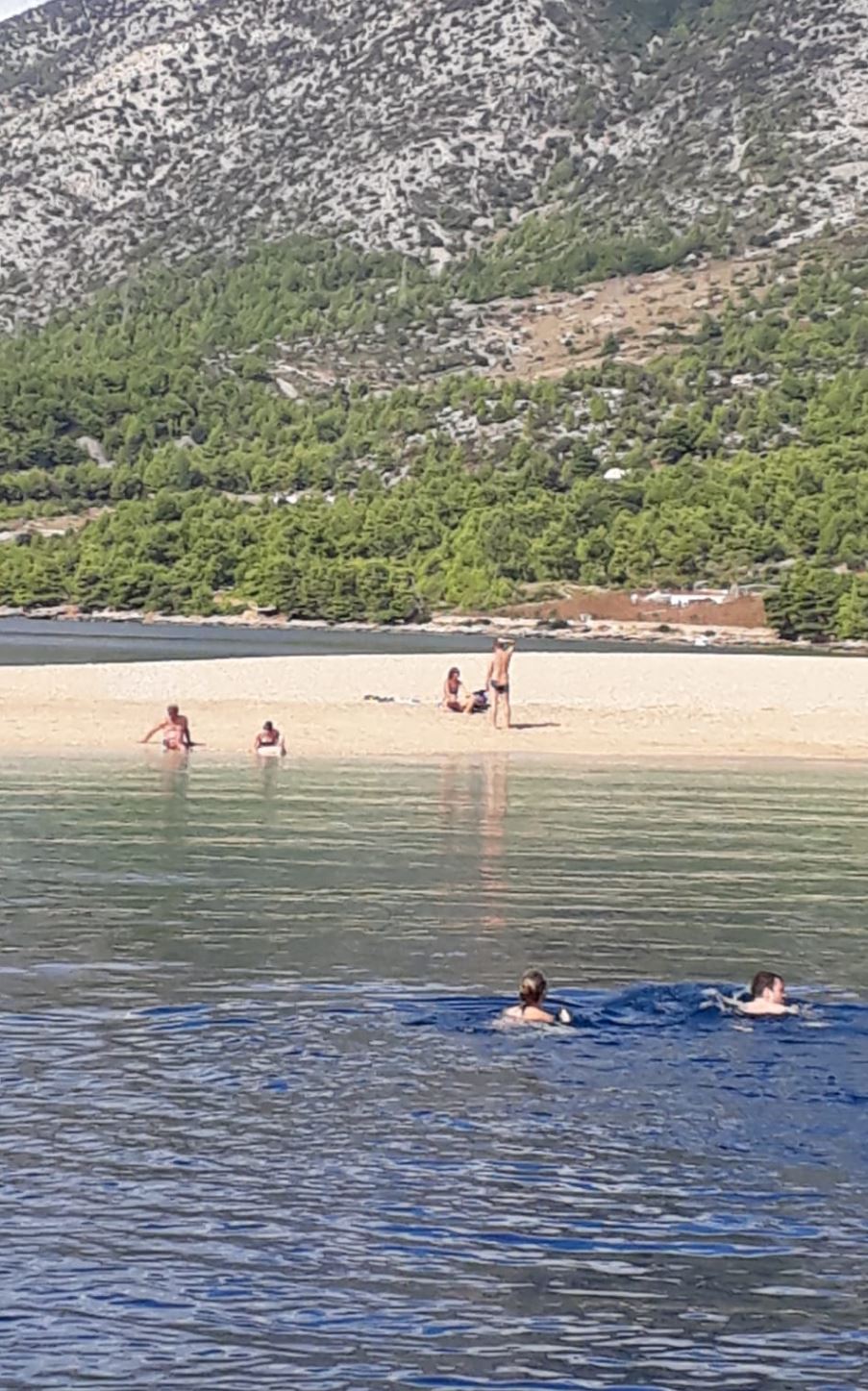 Wir haben ein schönes Strand während das Urlaubsegeln endeckt