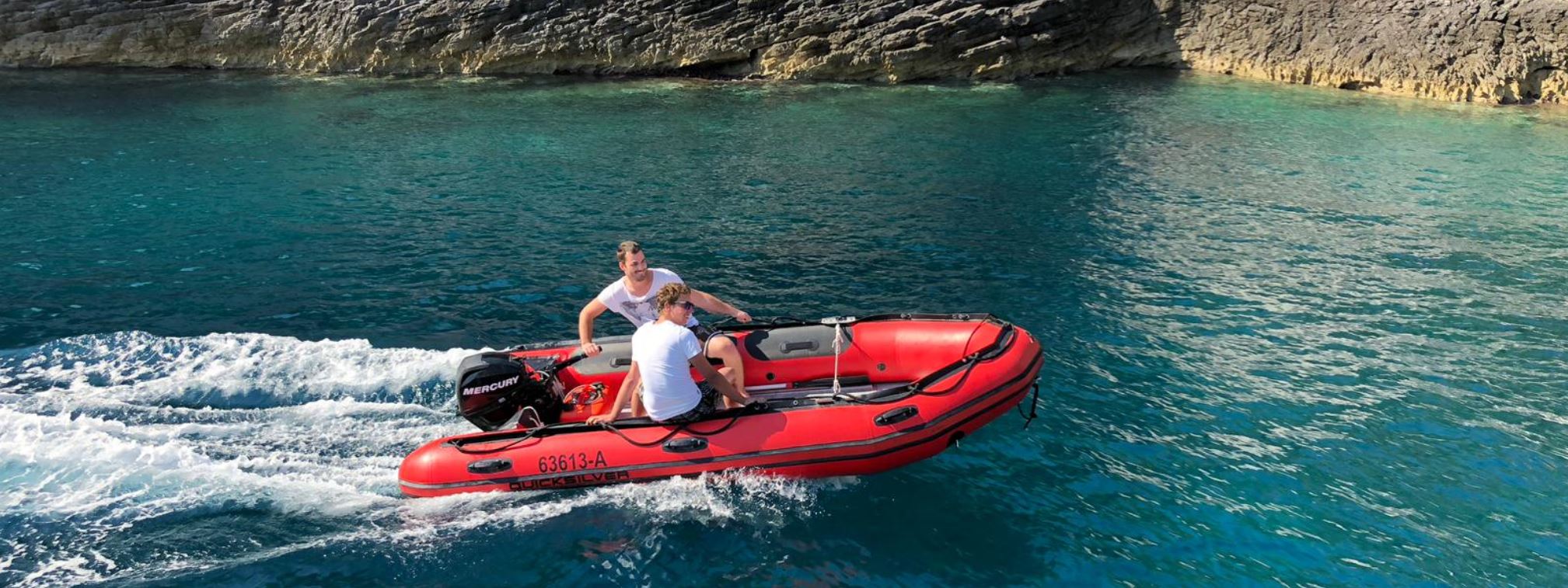 Die Jungs testen das 20PS - 4.3 Meter Dinghi beim Urlaubtörn