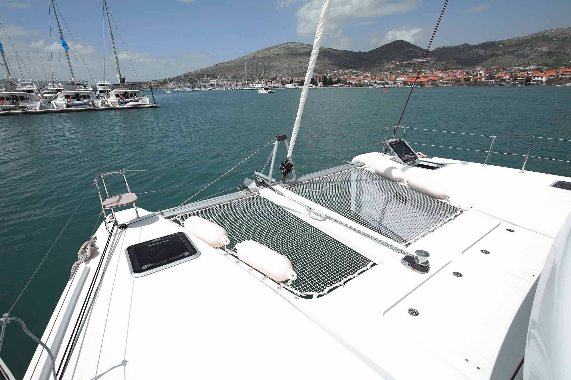 Catamaran Lagoon 42 trampoline: athing fun and relaxing - chilling aereas