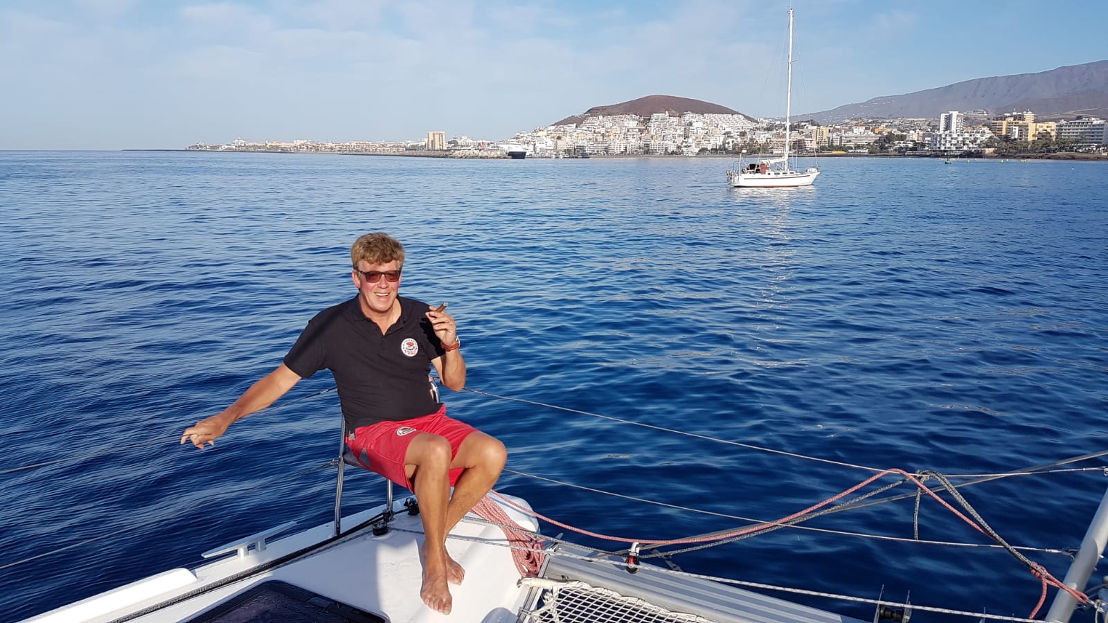 Skipper Jos Wijtenburg genießt seine Zigarre