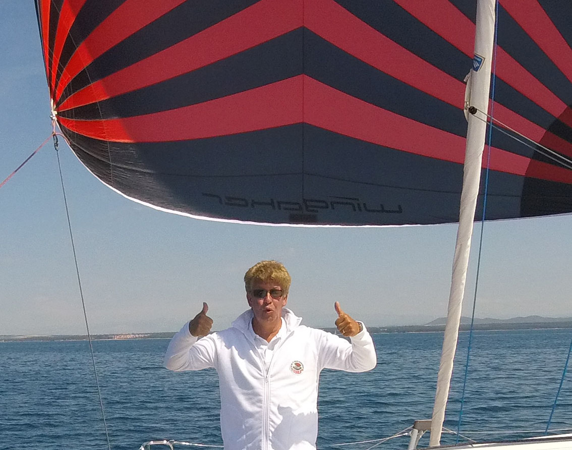 Skipper Jos Wijtenburg auf Vordeck von Lagoon 42 JANNY