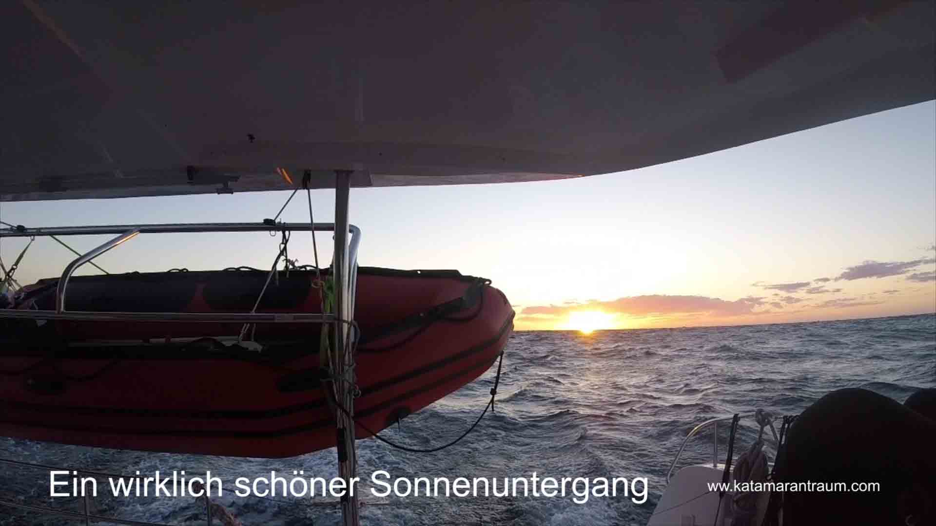 Lagoon 42 - JANNY mit untergehende Sonne