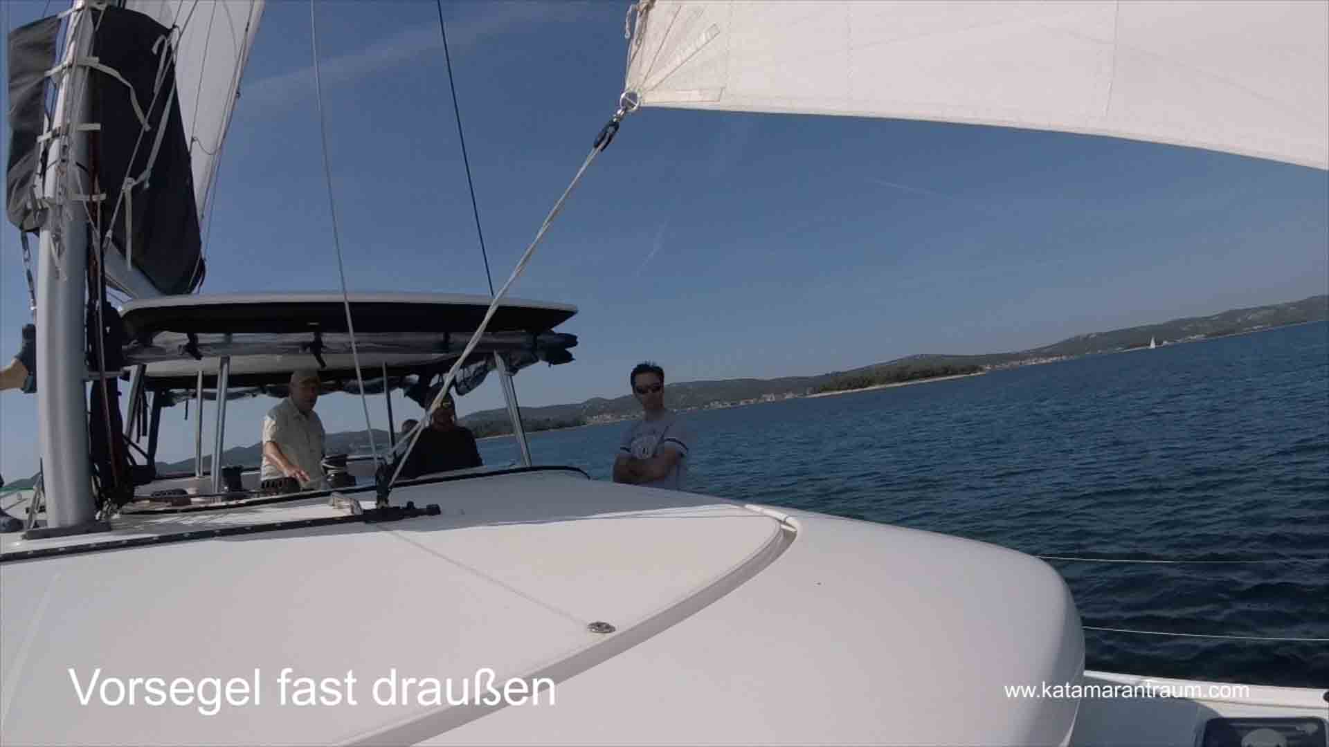 Katamaran Skipper Training: Vorsegel wird jetzt getimmt