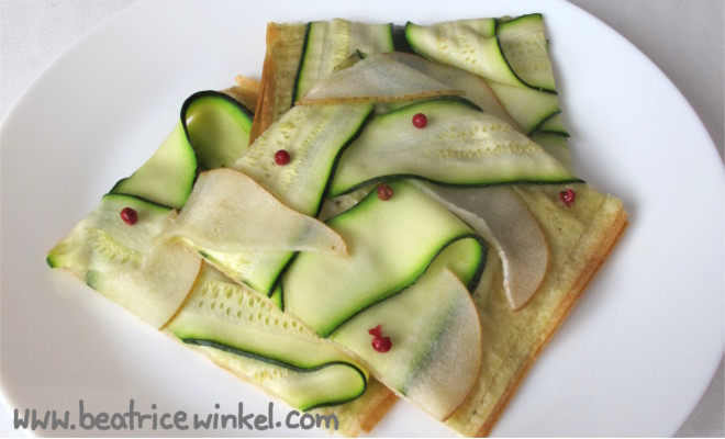 veganer Zucchini-Birnen-Flammkuchen