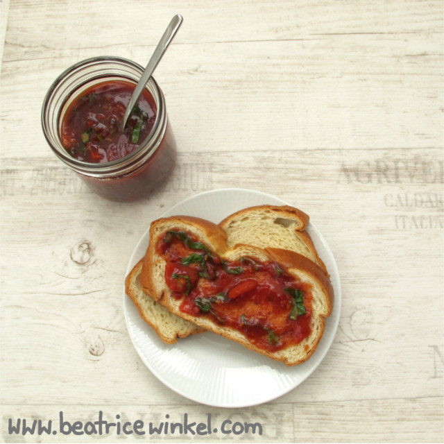 scharfe Tomaten-Vanille-Marmelade mit Basilikum