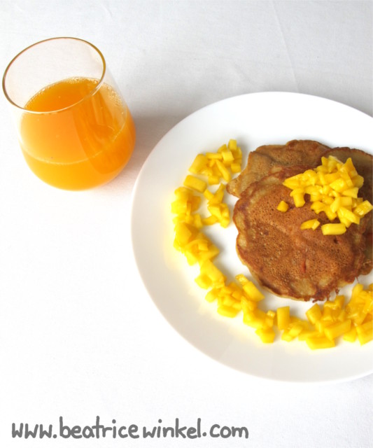 Aprikosen-Mandel-Pancakes mit Mango-Würfel