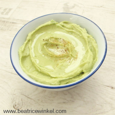 veganer Avocado Hummus in grün