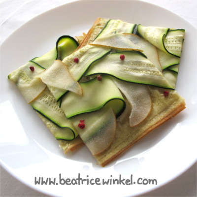 veganer Zucchini-Birnen-Flammkuchen