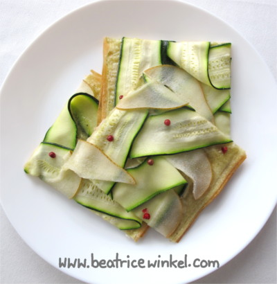 veganer Zucchini-Birnen-Flammkuchen