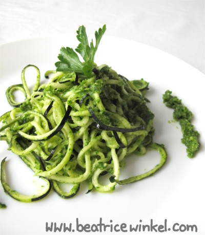 vegane Zucchini mit Petersilien-Mandel-Pesto
