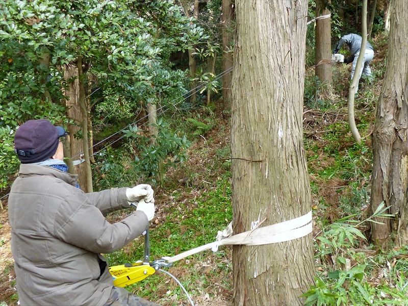 ワイヤで引っ張る