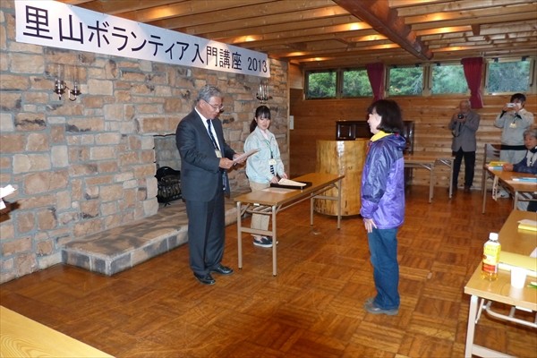 柏市都市部長より修了書を受ける