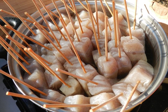 会員自作のこんにゃくは味噌田楽に