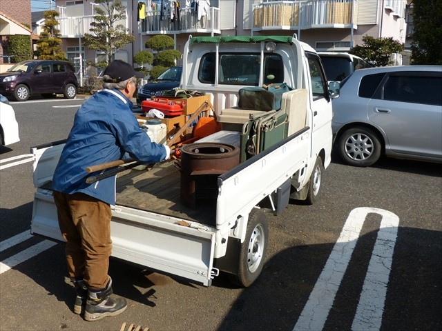 朝、作業器具をトラックに積み込みます