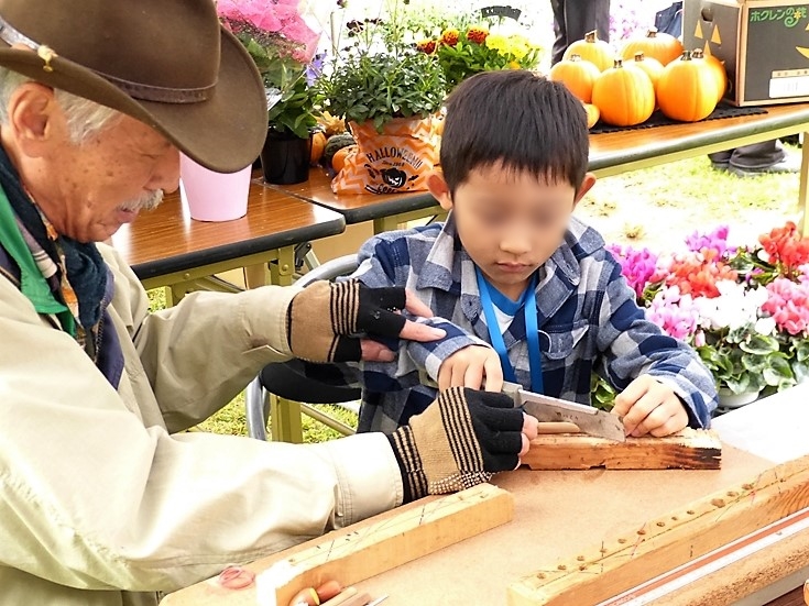 木の実笛作りに挑戦