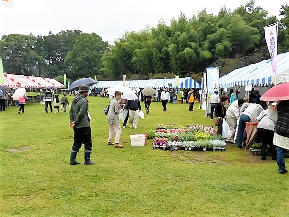 人々が散策する会場