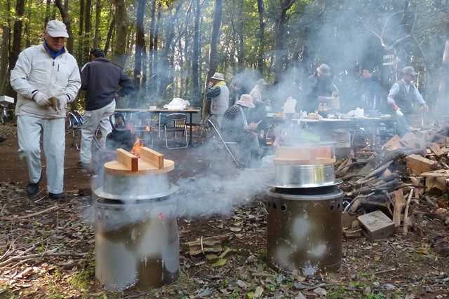 大釜二つに芋煮を仕込む