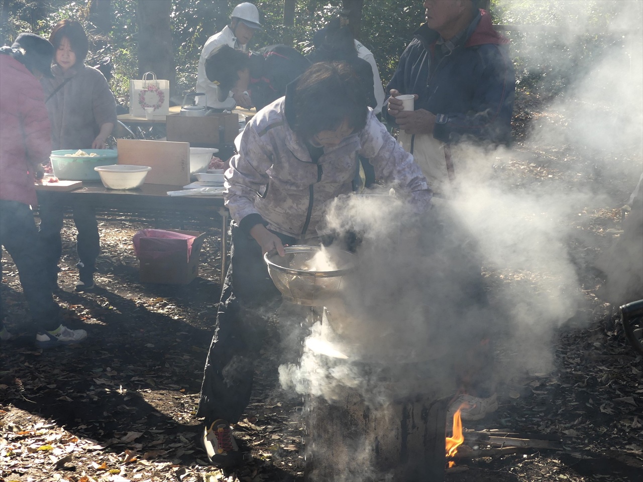 火を起こし、具材を整える