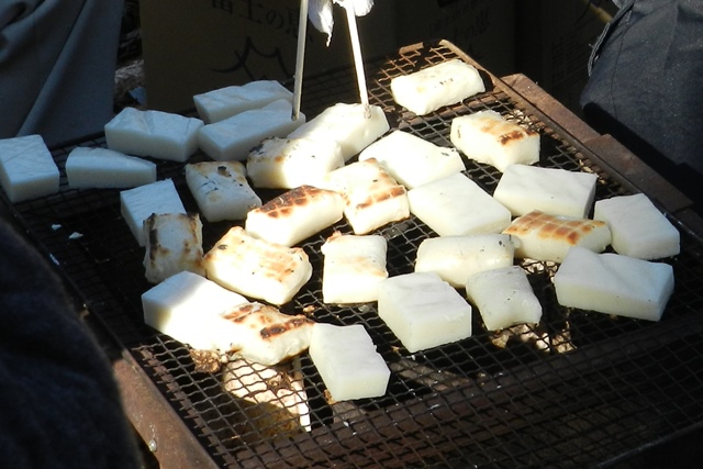 臼・杵で搗き上げた餅も焼けてきました
