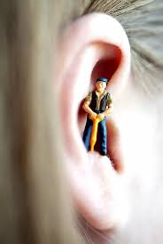 Hier ist ein Männchen im Ohr abgebildet, als Zeichen des Tinnituses