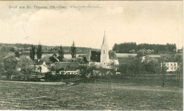Die Ansicht zeigt Sankt Thomas im Jahr 1909, rechts die Schule