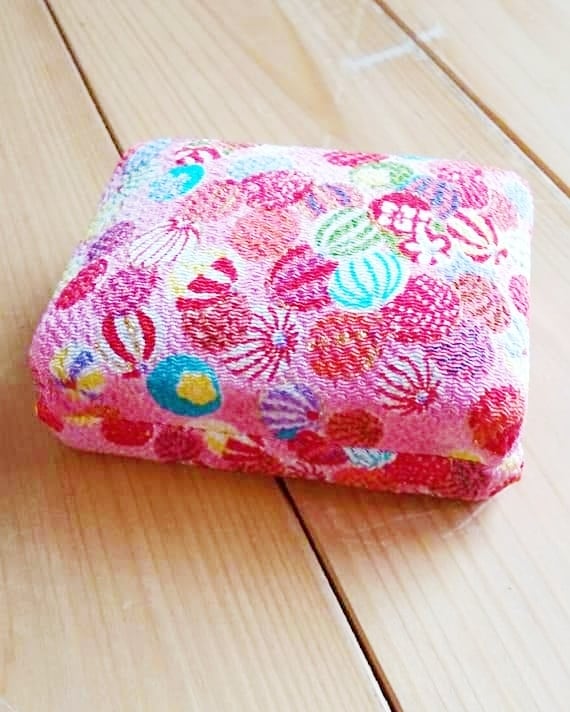 生徒さんのお婆様が孫(１３才の女の子)の為に作ってくれた爪箱です。TSUTSUMI と内蓋にあるのでご自身のブローチ等が入っていた入れ物だったのだと思います。 可愛い孫の為にその子の好みで、似合う雰囲気の布でのんびり作る小物、ゆとりと💗が感じられて微笑ましく羨ましかったです。  私にもいつか孫ができて何か作ってあげたい…先過ぎて想像できません。  ❰教室のご案内❱ ◯JR鶴見駅、川崎駅、新横浜駅、東横線･綱島駅よりバス徒歩20分(駐車場あり) ◯マンツーマンの完全プライベートレッスン 月2回7000円 月3回8000円  火曜日～金曜日　 10時～21時  1レッスン45分　完全予約制 *その他の日時、回数は応相談  ◯コンクール･芸大･音大受験🏫への対応可。当校から芸大進学した生徒もいます。 初心者~上級者まで個々人に合わせたレッスン。 ◯内容に応じて合奏🎶のレッスンも行います。 ◯レンタル楽器あります。  #琴#三味線#横浜市#鶴見区#日本文化#日本伝統 #横浜市鶴見区#横浜市鶴見区生麦地区センター#横浜市鶴見区お琴教室#横浜市おこと#横浜市鶴見区三味線教室#新春コンサート#横浜市鶴見区港北区 #手作り小物#ま手作り和風小物#和風リメイク #和風小物入れ#爪箱 #孫